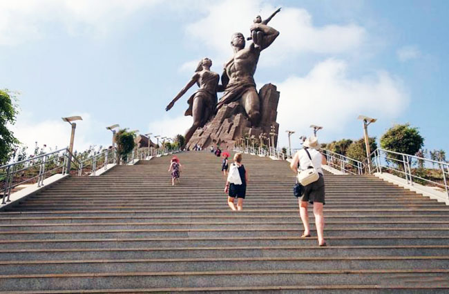 Vue rapprochee du Monument de la Renaissance Africaine
